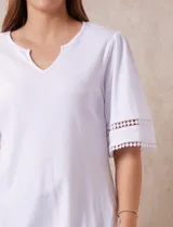 Remera de algodón color fucsia, marca Ruby Rd. con cuello redondo con escote en V y mangas cortas amplias con aplique de crochet en el borde.