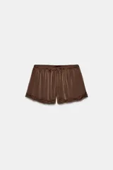 Short de dormir de satén color marrón, con cintura elástica ajustable mediante cordones y detalle de encaje en el ruedo.