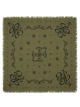 Bandana de lana color bordó con estampado gráfico en negro y bordes desflecados.