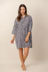 Vestido corto camisero con estampado de rayas multicolores, cuello camisero, mangas tres cuartos y cierre frontal de botones.