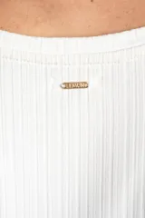 Remera blanca de viscosa con elastano, corte oversize y mangas 3/4.