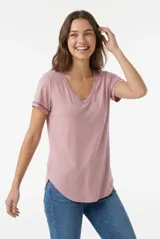 Remera de manga corta color rosado con efecto lavado, escote en V y dobladillo curvo.