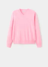 Jersey de punto fino color rosado, con cuello en V, manga larga y diseño recto.