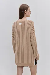 Sweater de punto color gris con diseño de rayas verticales oscuras, cuello redondo y calce relajado de mangas largas.