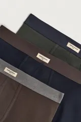 Pack de tres calzoncillos tipo bóxer de tejido elástico con acabado aterciopelado y cintura elástica contrastante.