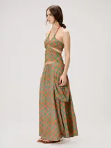 Top halter estampado en tonos rojo y beige, con tirantes finos ajustables al cuello y detalle de cuentas.