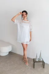 Remerón de viscosa color beige con textura tipo waffle.