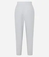 Pantalón negro de vestir, de corte recto, con tiro alto, cinturón con hebilla metálica y bolsillos laterales.