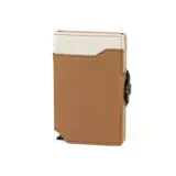 Billetera tarjetero de diseño compacto con estructura de aluminio y revestimiento de cuero sintético en color tostado y blanco. Cuenta con un mecanismo de expulsión rápida de tarjetas y cierre con broche a presión.