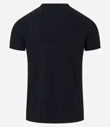 Remera de manga corta color beige, con cuello redondo y tejido texturizado acanalado.