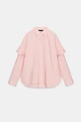Camisa rosada de cuello solapa y manga larga, con detalle de volantes en las sisas y cierre frontal oculto con botones.