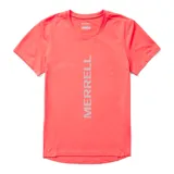 Remera deportiva de manga corta Merrell, color coral, con cuello redondo y logo estampado verticalmente en el frente. Confeccionada en tejido técnico transpirable y elástico.