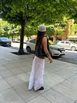 Gorro tipo casquete tejido al crochet, color crudo, con diseño calado.