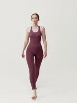 Mono largo color borgoña de sujeción media-alta con tecnología 3D y tejido Fit_tech con efecto moldeador. Tiene cintura en rib para definir la silueta y tirantes anchos cruzados en la espalda.