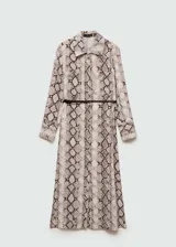 Vestido midi de corte recto con estampado de serpiente, cuello camisero y cierre frontal de botones. Presenta manga larga con puños abotonados, bolsillos de parche y trabillas para cinturón.