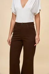 Pantalón wide leg de tiro alto color blanco, con diseño de cinco bolsillos y corte amplio.