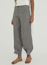 Pantalón de lino color beige con rayas verticales finas.
