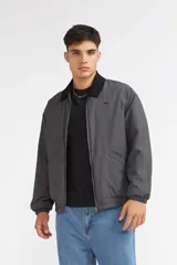 Campera Quiksilver modelo Milo para hombre, de color gris con diseño texturizado, cuello camisero negro en contraste, cierre frontal y bolsillos ribeteados.