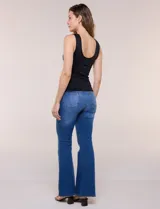 Musculosa básica blanca de punto elastizado, con escote redondo pronunciado al frente y en la espalda, sin mangas y con breteles anchos.