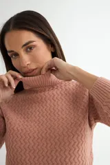 Polera de tejido de punto con cuello alto y textura acanalada en zigzag. Presenta mangas largas y puños ajustados, con un diseño clásico y versátil.