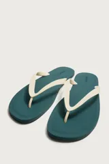 Sandalia de goma color negro, de diseño plano y tiras delgadas en el empeine estilo ojota.
