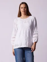 Blusa blanca con bordado calado tipo broderie, de mangas largas abullonadas.