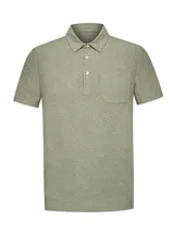 Chomba RKF modelo Trento de color verde melange, con cuello polo, cartera de tres botones y un bolsillo aplicado en el pecho.