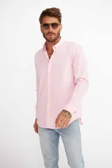 Camisa de hombre color crema, de corte clásico, con cuello abotonado y mangas largas.