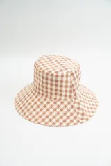 Gorro tipo bucket con estampado de cuadros vichy en tonos beige y blanco.