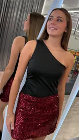 Minifalda de lentejuelas color bordó, con diseño ajustado y tiro bajo.