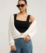 Top cropped sin mangas, color negro, con escote cuadrado y breteles anchos. Tejido acanalado de viscosa y poliamida.