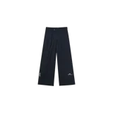 Pantalón de sastrería Eme Studios color azul marino con diseño de rayas diplomáticas blancas, corte recto y holgado. Presenta bolsillos laterales, trabillas para cinto y detalles bordados de la marca en la parte inferior.