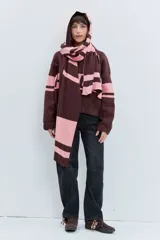 Bufanda de tejido jacquard con diseño de rayas horizontales anchas en color marrón chocolate y rosa. Presenta una textura suave y un estilo envolvente.