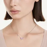 Colgante con diseño de libélula bañado en rodio, adornado con cristales Swarovski Zirconia transparentes en pavé, una perla de cristal en la cabeza y alas en tonos pastel rosa y morado. Incluye un pequeño dije adicional en forma de gota azul en la cadena.