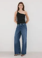 Jeans tiro medio de corte wide leg, confeccionados en 100% algodón, con diseño de cinco bolsillos, cierre de botón y cremallera, en color azul clásico con efecto deslavado.