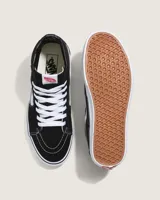 Championes Vans modelo Sk8-Hi de caña alta, confeccionados en una combinación de lona y gamuza resistente. Presentan diseño clásico en color negro con la icónica banda lateral blanca, cordones blancos, puntera reforzada y suela de caucho tipo waffle para mayor agarre.