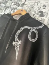 Canguro negro con capucha y cordones, estampado con vinilo textil con un diseño de Kurapika de Hunter x Hunter.