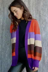 Saco de punto abierto con diseño de rayas horizontales multicolores en tonos naranja, violeta, beige y marrón. Presenta un corte holgado y mangas largas.