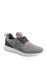 Championes deportivos Topper Mamba color fucsia con suela blanca, capellada de tejido knit transpirable y detalles sintéticos laterales con cordones y tira elástica de ajuste.