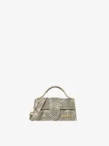 Bolso pequeño estructurado con estampado de piel de serpiente en tonos blanco y negro, con asa superior acolchada y correa larga extraíble. Cierre magnético con solapa, bolsillo trasero y herrajes dorados.