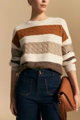 Jean de corte wide leg y tiro alto, color negro con costuras en contraste color ocre. Presenta bolsillos delanteros y traseros con detalle de pespunte, y ruedo ancho con costura decorativa.