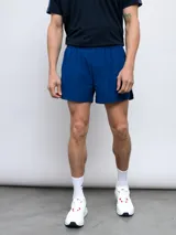 Short de entrenamiento Umbro modelo Chase, color azul, con cintura elástica y tejido elastizado.