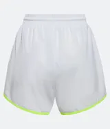 Bermuda deportiva tipo runner color blanco con detalles en bies amarillo flúor, confeccionada en tejido tecnológico con elástico y lazo ajustable en la cintura.