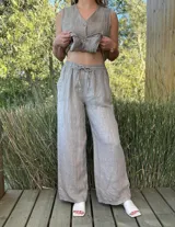 Pantalón ancho de lino azul con cintura elástica y cordón ajustable.