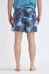 Short de baño azul marino con estampado de hojas tropicales en tonos celeste y naranja, con cordón ajustable naranja.