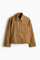 Campera de gamuza sintética color tostado, con cuello camisero, cierre frontal, bolsillo superior con cierre y bolsillos laterales ribeteados.