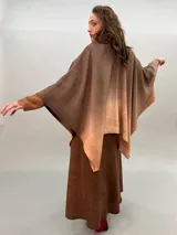 Ruana de lana merino tejida, teñida y estampada, con cuello plisado en fieltro de lana merino.