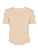 Remera color beige de tejido de punto acanalado, con cuello redondo y mangas cortas.