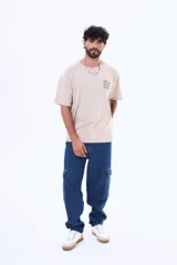 Remera de algodón con efecto lavado, corte oversize y estampa frontal con frase motivacional.