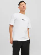 Camiseta blanca de manga corta y cuello redondo con estampado "Originals Studio" en el pecho.